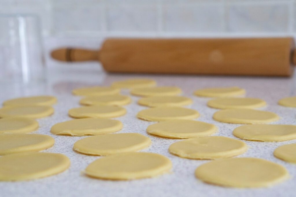 cutting pelmeni dough